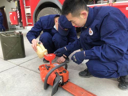 成纪消防救援站组织开展车辆器材维护保养